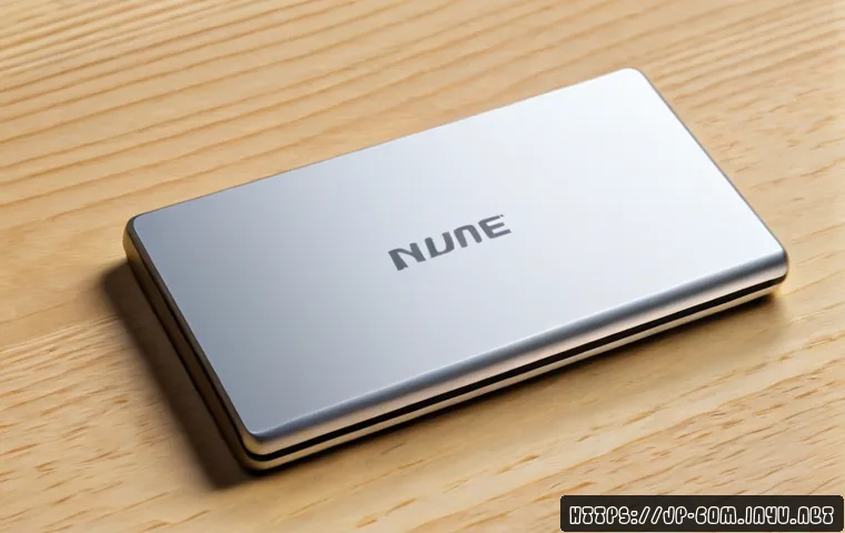 M 2 NVMe SSD와 SATA SSD 비교 - Photorealistic top-down comparison scene of two unbranded solid-state drives on a clean light wood d...